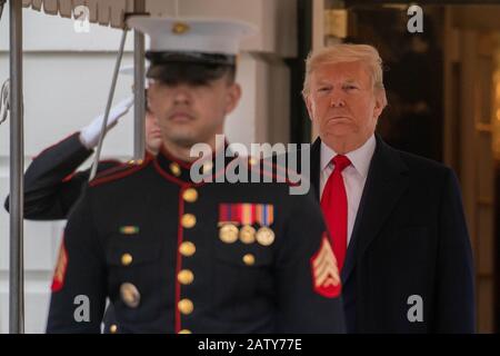 US-Präsident Donald Trump erwartet die Ankunft des venezolanischen Oppositionsführers Juan Guaido, als er am Mittwoch, 5. Februar 2020, zum Treffen auf dem South Lawn des Weißen Hauses in Washington, DC eintrifft. Foto von Ken Cedeno/UPI Credit: UPI/Alamy Live News Stockfoto