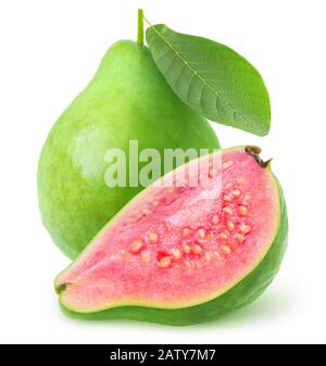 Isoliert geschnittene Guava-Früchte. Grün-rosa, mit Schnitteppich isoliert auf weißem Hintergrund Stockfoto