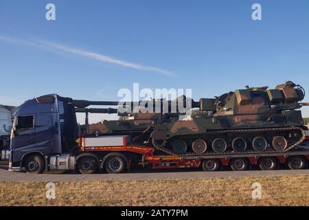 Ein Haubitzer auf dem Tankgehäuse. Überstandardmäßiger, atypischer Straßentransport. Stockfoto