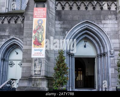 St. James römisch-katholische Kirche in James Street, Dublin, Irland. Historisch gesehen begannen die Menschen ihre Pilgerreise nach Santiago de Chile von diesem Gebiet aus. Stockfoto