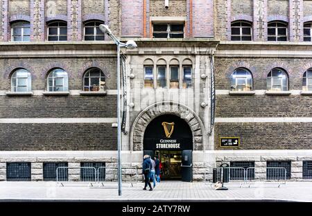 Der Eingang zum Guinness Storehouse, Irlands beliebtester Touristenattraktion. Stockfoto