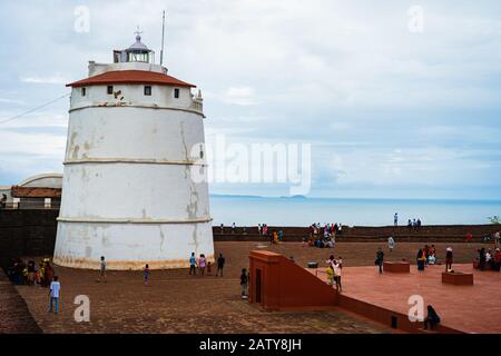 Fort Aguada ist ein gut erhaltenes portugiesischen Fort aus dem 17. Jahrhundert, zusammen mit einem Leuchtturm, der in Goa, Indien, am Strand von Sinquerim steht Stockfoto