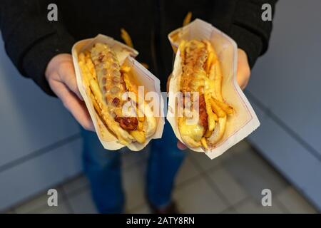 Mann, der zwei besondere isländische Hot Dogs hält Stockfoto