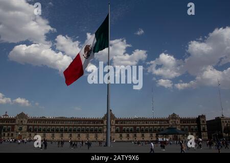 Der Nationale Palast - Palacio Nacional - auf der Plaza de la Constitución El Zocalo, Mexiko-Stadt Stockfoto