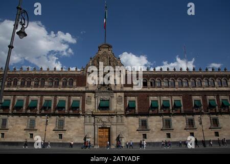 Der Nationale Palast - Palacio Nacional - auf der Plaza de la Constitución El Zocalo, Mexiko-Stadt Stockfoto