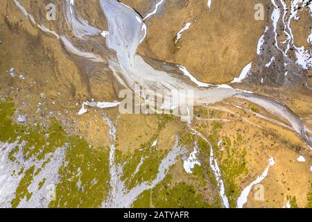 Luftaufnahme des Flussbetts in der hochBergregion im Ordesa-Tal, spanischen Pyrenäen, Huesca, Aragon, Spanien. Stockfoto