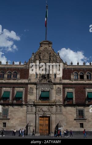 Der Nationale Palast - Palacio Nacional - auf der Plaza de la Constitución El Zocalo, Mexiko-Stadt Stockfoto