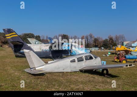 Vrsar, KROATIEN - 29. JANUAR 2020: Im Vordergrund Piper PA-28-181 Archer II und Let L-410 UVP Turbolet im Aeropark Vrsar, Istrien, Kroatien Stockfoto