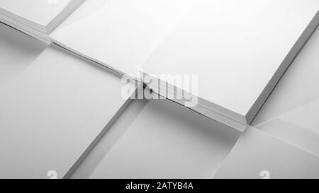 Mehrere Stapel Whitepaper auf weißem Hintergrund Stockfoto
