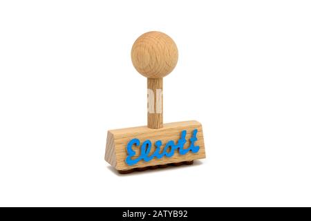 Handgefertigte Holzstempel für Kinder namens ELIOTT, isoliert auf weißem Hintergrund. Stockfoto