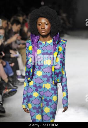 Februar 2020, Kiew, Ukraine: Ein Modell präsentiert eine Kreation von IRON THREAD, während der ukrainischen Fashion Week in Kiew, Ukraine, am 5. Februar 2020. Die ukrainische Fashion Week FW 20-21 läuft vom 1. Bis 5. Februar 2020. (Bild: © Serg Glovny/ZUMA Draht) Stockfoto