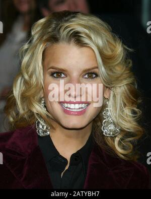 New York, New York - 21. November 2003 - Jessica Simpson unterzeichnet Kopien ihres neuen Albums IN DIESER HAUT. FYE Music Store. Stockfoto