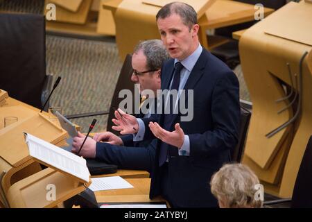 Edinburgh, Großbritannien. Februar 2020. Bild: Michael Matheson MSP - Verkehrsminister. Ministererklärung: Die neue Verkehrsstrategie für Schottland - Schutz unseres Klimas und Verbesserung Des Lebensumfalle Credit: Colin Fisher/Alamy Live News Stockfoto