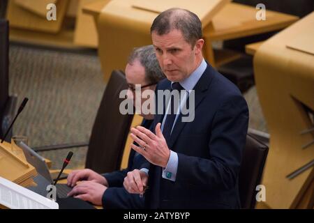 Edinburgh, Großbritannien. Februar 2020. Bild: Michael Matheson MSP - Verkehrsminister. Ministererklärung: Die neue Verkehrsstrategie für Schottland - Schutz unseres Klimas und Verbesserung Des Lebensumfalle Credit: Colin Fisher/Alamy Live News Stockfoto