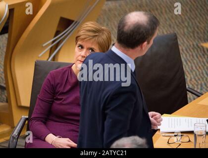 Edinburgh, Großbritannien. Februar 2020. Abgebildet: (Linke) Nicola Sturgeon MSP - Erster Minister von Schottland und Führer der Scottish National Party; (rechte) Michael Matheson MSP - Verkehrsminister. Ministererklärung: Die neue Verkehrsstrategie für Schottland - Schutz unseres Klimas und Verbesserung Des Lebensumfalle Credit: Colin Fisher/Alamy Live News Stockfoto