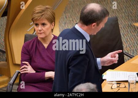 Edinburgh, Großbritannien. Februar 2020. Abgebildet: (Linke) Nicola Sturgeon MSP - Erster Minister von Schottland und Führer der Scottish National Party; (rechte) Michael Matheson MSP - Verkehrsminister. Ministererklärung: Die neue Verkehrsstrategie für Schottland - Schutz unseres Klimas und Verbesserung Des Lebensumfalle Credit: Colin Fisher/Alamy Live News Stockfoto