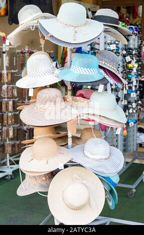 Verschiedene Hüte zum Verkauf auf dem Markt für Sommerferien. Stockfoto