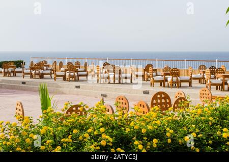 Gemütliches Restaurant oder Cafe auf dem Gebiet der 5 Sterne Hotel mit Meerblick in Sharm El Sheikh. Sommer in Ägypten. Stockfoto