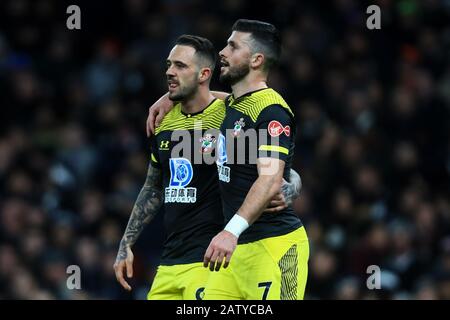 London, Großbritannien. Februar 2020. Danny Ings aus Southampton feiert mit Shane aus Southampton, Lange nachdem er beim FA-Cup-Spiel zwischen Tottenham Hotspur und Southampton im Tottenham Hotspur Stadium, London am Mittwoch, den 5. Februar 2020, die Gelegenheit zum Ausgleich seiner Seiten erzielte. (Credit: Leila Coker / MI News) nur redaktionelle Verwendung Credit: MI News & Sport /Alamy Live News Stockfoto