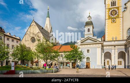 Platz mit historischen Häusern und dem Dom zu Brixen/Brixen, Südtirol, Italien- Trentino Alto Adige Stockfoto