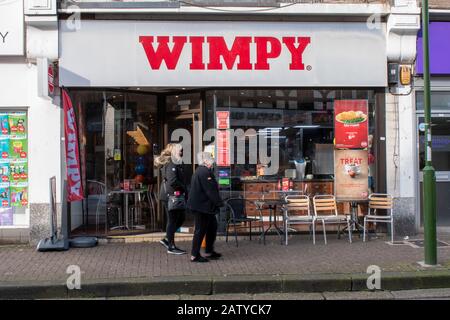 Littlehampton, West Sussex, Großbritannien, 05. Februar 2020. Wimpy Restaurant, das sich im Besitz Berühmter Marken in Südafrika befindet, auf der Hochstraße. Stockfoto