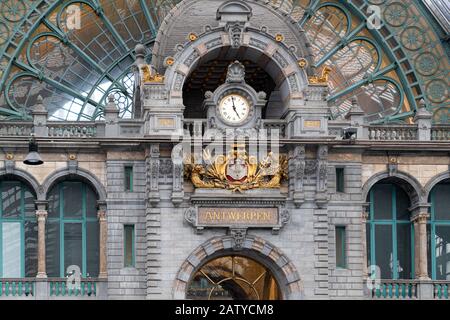 Antwerpen/Belgien - 08. Oktober 2019: Endstation des Bahnhofs Antwerpen Centraal mit Uhr an der Tür Stockfoto