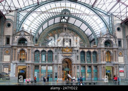 Antwerpen/Belgien - 08. Oktober 2019: Endstation des Bahnhofs Antwerpen Centraal mit Uhr an der Tür Stockfoto