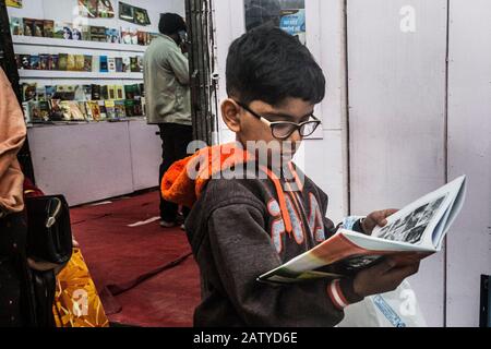 Kolkata, Indien. Februar 2020. Ein Junge liest ein Buch auf der 44. Internationalen Kalkata-Buchmesse in Kalkata, Indien, am 5. Februar 2020. Die Internationale Kalkata-Buchmesse, eine der größten Nicht-Fachbuchmesse der Welt, startete am 29. Januar und läuft bis zum 9. Februar. Credit: Tumpa Mondal/Xinhua/Alamy Live News Stockfoto