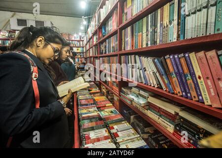 Kolkata, Indien. Februar 2020. Am 5. Februar 2020 besuchen die Menschen die 44. Internationale Kalkata-Buchmesse in Kalkata, Indien. Die Internationale Kalkata-Buchmesse, eine der größten Nicht-Fachbuchmesse der Welt, startete am 29. Januar und läuft bis zum 9. Februar. Credit: Tumpa Mondal/Xinhua/Alamy Live News Stockfoto