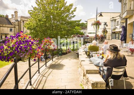 Essen und Trinken im Freien auf einer sonnenen Terrasse im Herzen von Calne in Wiltshire England Großbritannien Stockfoto