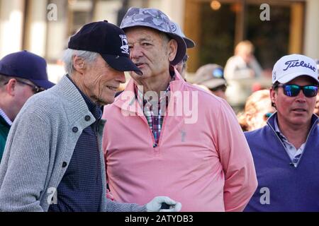 Kieselstrand, USA. Februar 2020. Monterey, Kalifornien, USA 5. Februar 2020 Clint Eastwood chats mit Bill Murray bei der 3M Celebrity Challenge für ihre verschiedenen Wohltätigkeitsorganisationen vor dem AT&T Pro-Am PGA Golf Event im Pebble Beach Credit: Motofoto/Alamy Live News Stockfoto