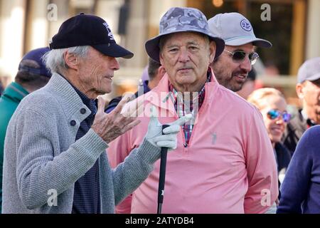 Kieselstrand, USA. Februar 2020. Monterey, Kalifornien, USA 5. Februar 2020 Clint Eastwood chats mit Bill Murray bei der 3M Celebrity Challenge für ihre verschiedenen Wohltätigkeitsorganisationen vor dem AT&T Pro-Am PGA Golf Event im Pebble Beach Credit: Motofoto/Alamy Live News Stockfoto
