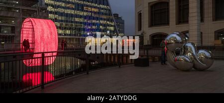 The Clew and The Knot in Canary Wharf während Winter Lights 2020 in the dark at night Stockfoto