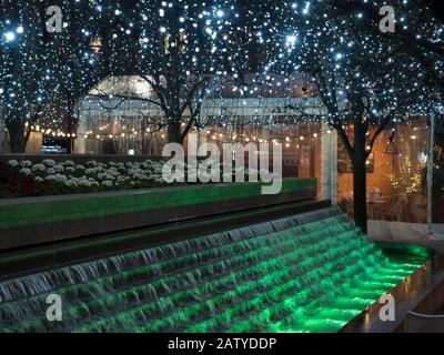 Cabot Square Fountain in Canary Wharf im Winter Lights 2020 im Dunkeln nachts Stockfoto