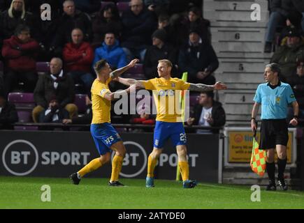 Tynecastle Park .Edinburgh.Scotland, Großbritannien. Februar 2020. Hearts gegen Kilmarnock .Ladbrokes Scottish Premiership Match. Kilmarnock Chris Burke,(29) feiert sein Ziel. Kredit: Eric mccowat/Alamy Live News Stockfoto