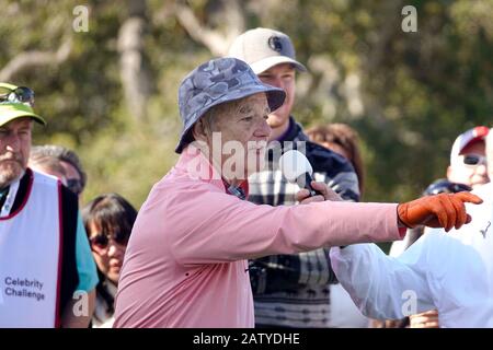 Kieselstrand, USA. Februar 2020. Monterey, Kalifornien, USA 5. Februar 2020 Bill Murray leitet die Galerie bei der 3M Celebrity Challenge für ihre verschiedenen Wohltätigkeitsorganisationen vor dem AT&T Pro-Am PGA Golf Event im Pebble Beach Credit: Motofoto/Alamy Live News Stockfoto