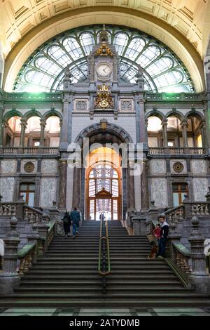 Antwerpen/Belgien - 08. Oktober 2019: Endstation des Bahnhofs Antwerpen Centraal mit Uhr an der Tür Stockfoto