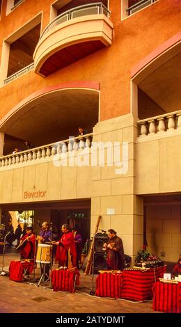 Musiker, die im postmodernen Einkaufszentrum Horton Plaza spielen. Oben auf dem Boden sichtbare Schaulustige. Stockfoto