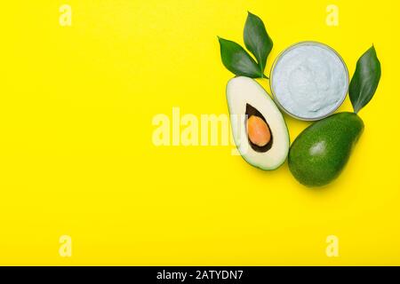 Avocado Gesichtsmaske in Glasbecher, hausgemachte Nährmaske aus Kartoffelranne avocado.Diy Hausgemachtes Kosmetikrezept, Hautpflegekonzept. Avocado Flat Lay Stockfoto