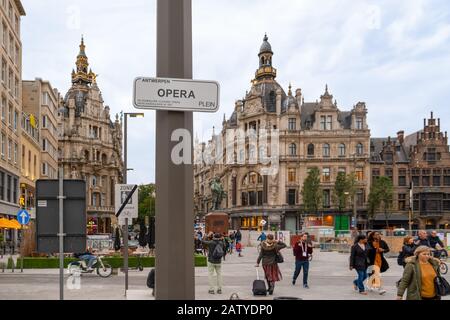 Antwerpen/Belgien - 08. Oktober 2019: Haupteinkaufsstraße von Antwerpen mit Fußgängern Stockfoto