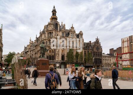 Antwerpen/Belgien - 08. Oktober 2019: Haupteinkaufsstraße von Antwerpen mit Fußgängern Stockfoto