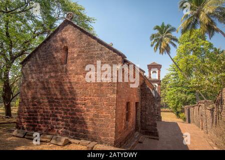 Blick auf die Rückseite der Katharinenkapelle von Alexandria, ohne Menschen, an einem sonnigen Nachmittag, Old Goa, Indien Stockfoto