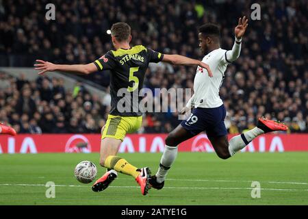 London, Großbritannien. Februar 2020. Ryan Sessegnon von Tottenham Hotspur (R) Schuss wird von Jack Stephens aus Southampton (L) blockiert. Der Emirates FA Cup, 4. Rückspielspiel, Tottenham Hotspur V Southampton im Tottenham Hotspur Stadium in London am Mittwoch, 5. Februar 2020. . Nur redaktionelle Nutzung, Lizenz für kommerzielle Nutzung erforderlich. Keine Verwendung bei Wetten, Spielen oder einer einzelnen Club-/Liga-/Spielerpublikationen. Gutschrift: Andrew Orchard Sportfotografie/Alamy Live News Stockfoto