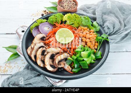 Veganes Frühstück in einer Schüssel mit Pilzen, türkischer Erbse und Gemüse. Draufsicht. Freier Speicherplatz für Ihren Text. Stockfoto