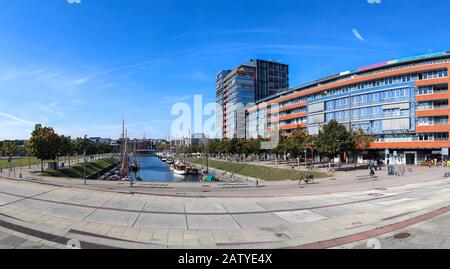 Hochauflösendes Panorama auf den Kieler Hafen an einem sonnigen Tag Stockfoto