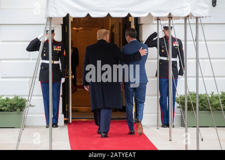 Washington, DC, USA. Februar 2020. US-Präsident Donald J. Trump, links, läuft am Mittwoch, 5. Februar 2020 mit dem venezolanischen Oppositionsführer Juan Guaido in Washington, DC, USA, ins Weiße Haus. Kredit: Stefani Reynolds/CNP weltweite Nutzung Credit: Dpa / Alamy Live News Stockfoto