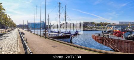 Hochauflösendes Panorama auf den Kieler Hafen an einem sonnigen Tag Stockfoto