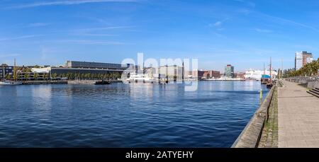 Hochauflösendes Panorama auf den Kieler Hafen an einem sonnigen Tag Stockfoto