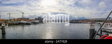 Hochauflösendes Panorama auf den Kieler Hafen an einem sonnigen Tag Stockfoto