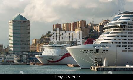Genua Italien 7. Dezember 2019: Hafen mit großem Kreuzfahrtschiff und Fähre, Mastigonturm und Skyline der Stadt im Hintergrund Stockfoto